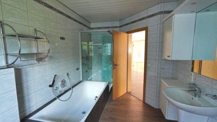 Bad mit Wanne und Dusche