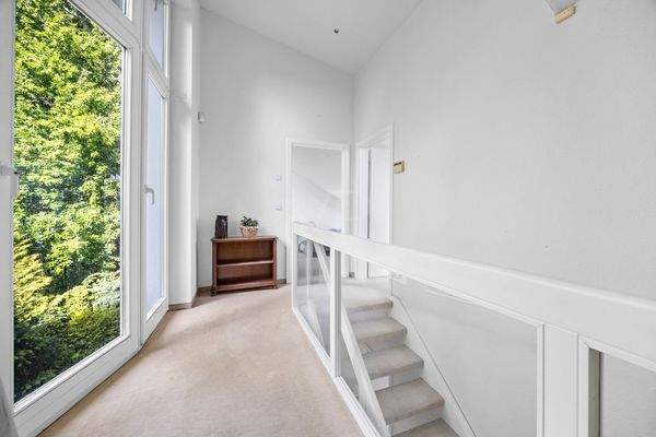 Galerie mit Treppe im OG.