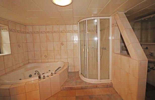 Keller Sauna Whirlpool.jpg