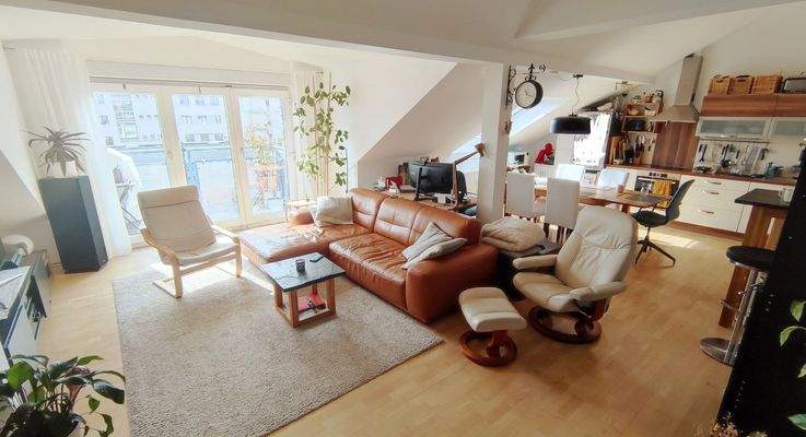 Wohnzimmer mit offener Küche