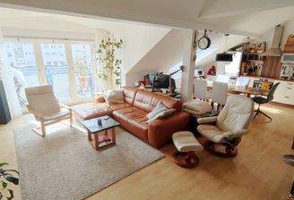 Wohnzimmer mit offener Küche