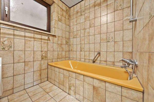 Badezimmer mit Badewanne