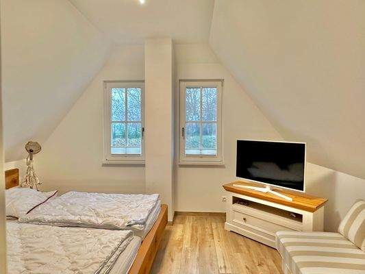 Erstes von zwei schönen Schlafzimmern