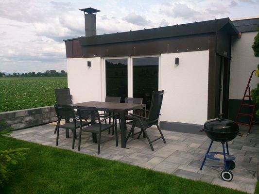 Terrasse und Gartenhaus