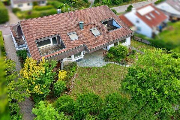 Draufsicht auf Haus und Grundstück