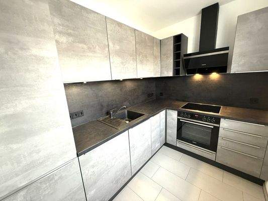 hochwertige Einbauküche mit neuen Elektrogeräten