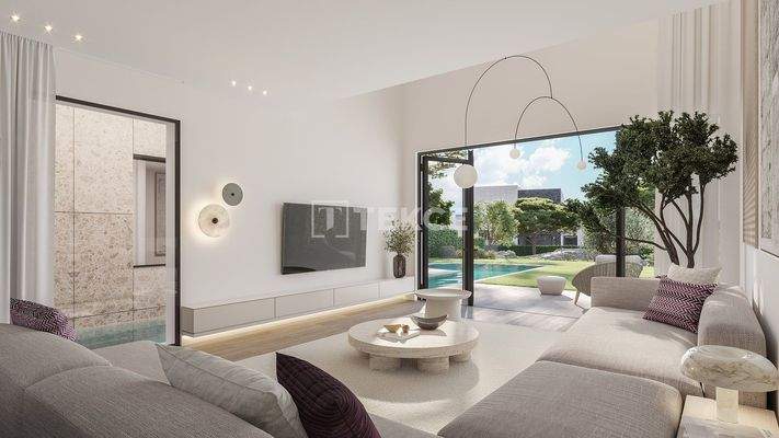 Elegant Villas in a Complex with Pool Near Amenities in Madrid