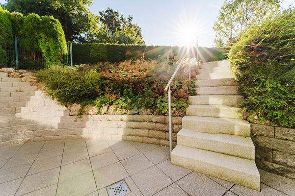 Die Terrasse, zugänglich von den Schlafzimmern - Die Treppe führt ...
