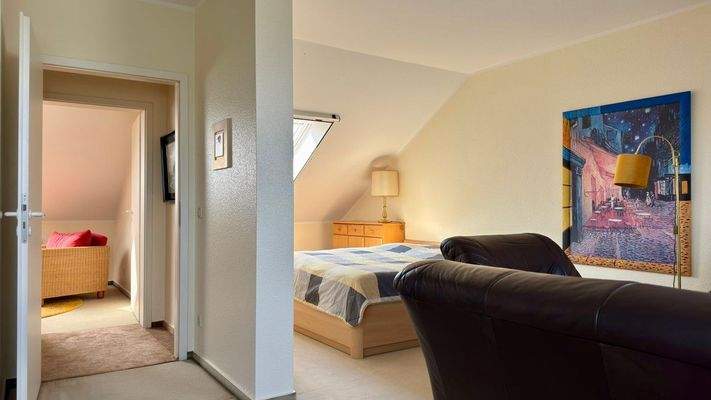 großes Zimmer im Dach