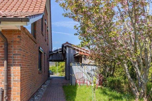 Ostansicht - Zugang zum Carport und zum Schuppen