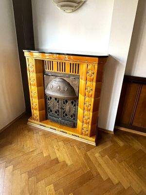 Historischer Kaminofen im Treppenhaus