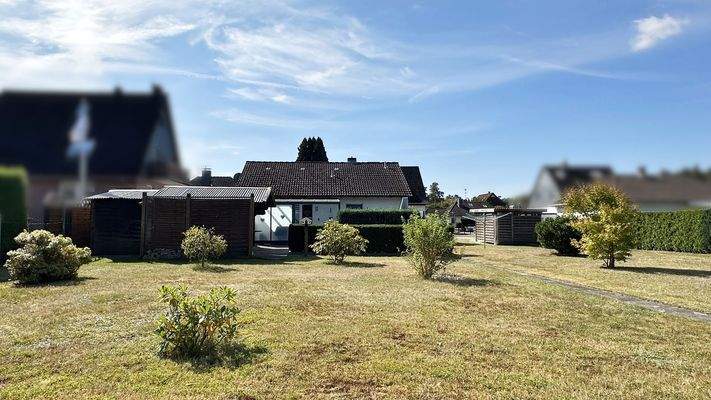 Garten mit Rückansicht des Hauses