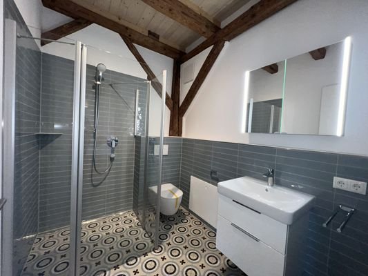 Bad mit Dusche/WC