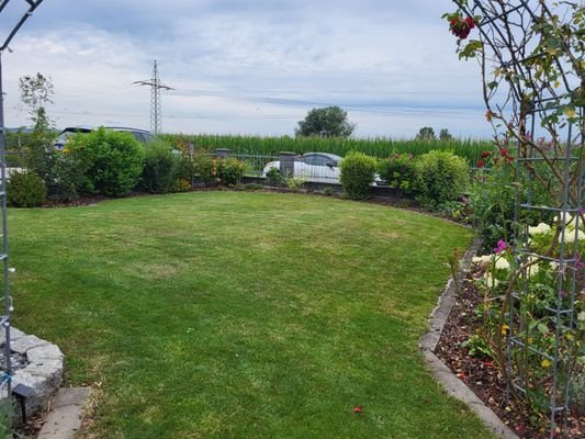 Garten mit Blick auf das Feld