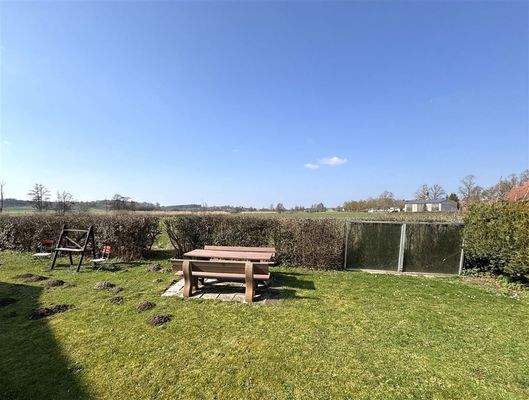 Garten mit Sitzgelegenheit