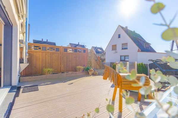 große Terrasse mit Markise