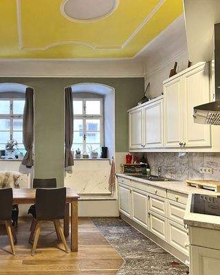 Wohnküche mit Deckstuck und Flügeltür