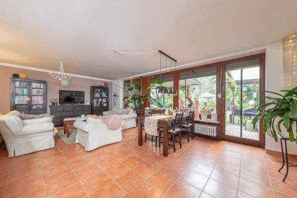 Geräumiges Wohnzimmer ...