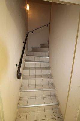 Treppe zum Keller der unteren Gewerbeeinheit