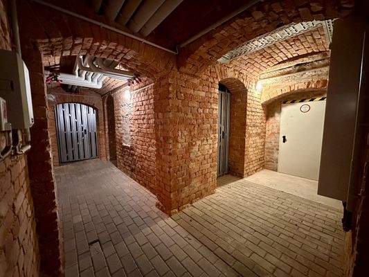 Keller: trocken und sandgestrahlt 