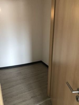 Ankleide mit Zugang zum Bad und Schlafzimmer