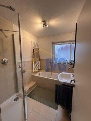 Tageslichtbad mit Badewanne und Dusche