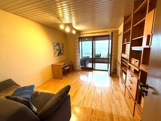 Kinderzimmer mit Zugang zur Loggia