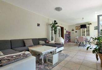 Offener Wohn-/Essbereich mit Zugang zur Terrasse und Garten