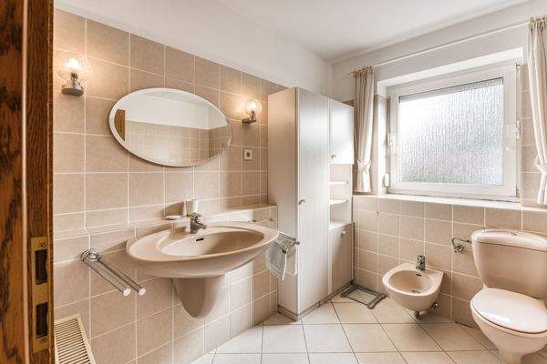 Badezimmer EG mit Duschkabine