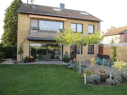 Haus, Terrasse und Garten