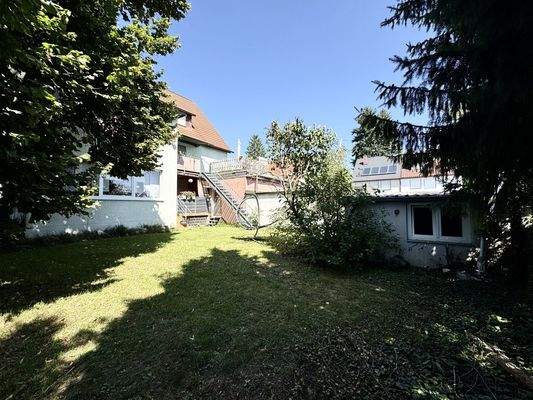 • Platz für Blumen und Beete oder als Parkplatz Option