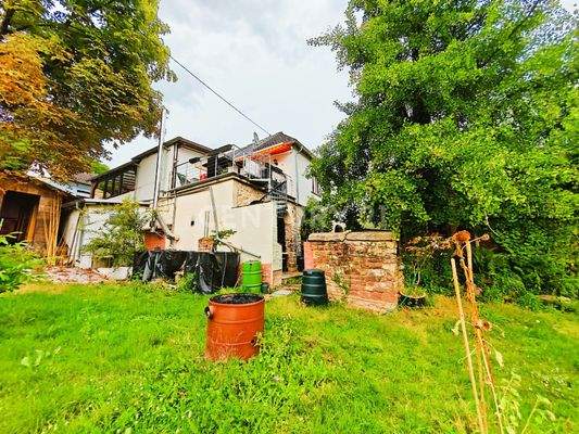 Tolles Haus mit schönem, grünem Garten