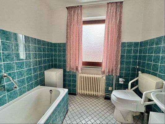 Tageslichtbad mit Wanne (EG)