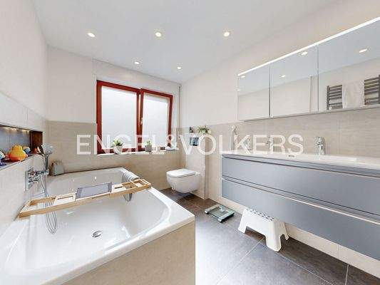 Großes Hauptbad mit Badewanne, Doppelwaschbecken und Fenster