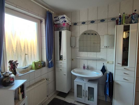 Tageslichtbad mit Dusche und Wanne EG.jpg