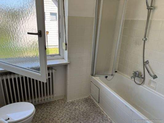 Bad m. großem Fenster