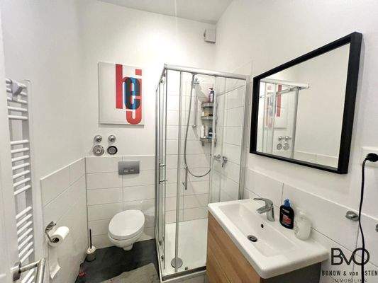 Modern und elegant gestaltetes Bad