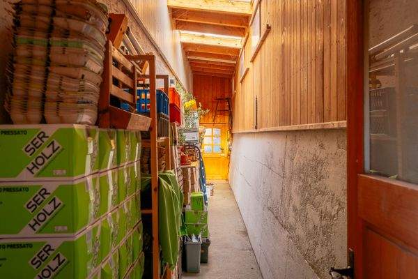 Holzlager hinterm Haus