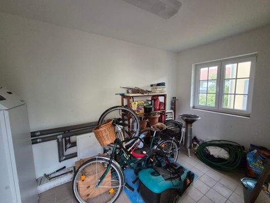 Haupthaus: EG: Werkstatt und Heizung