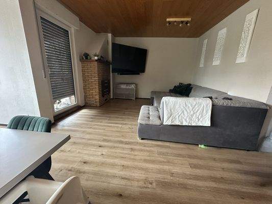 Wohnzimmer EG mit Kamin und Balkon