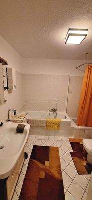 Bad mit Dusche und Badewanne