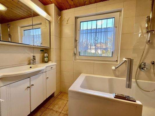 Bad mit Wanne auf der Zwischenebene