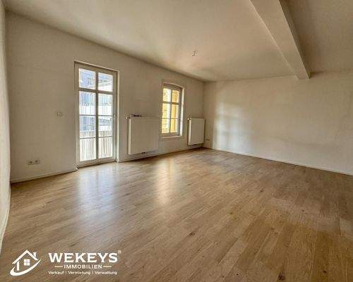 Wohnzimmer mit Balkon & Kamin