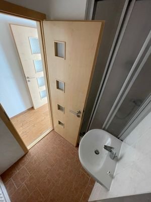 Kinderzimmer/Büro/Gästezimmer mit Abstellraum und Bad mit Dusche