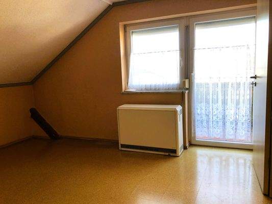 DG Schlafzimmer mit Zugang zum Balkon