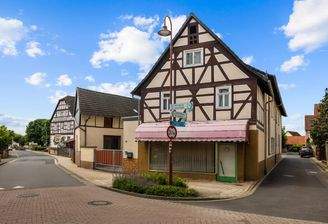 Ansicht mit Ladengeschäft