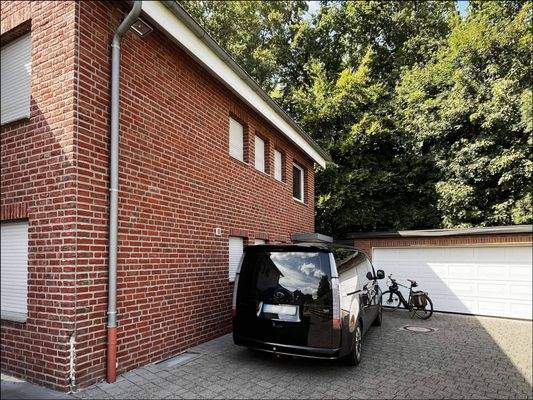 Außenansicht, Einfahrt mit Doppelgarage