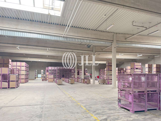 Innenansicht Halle - JLL