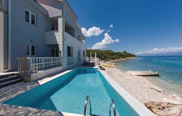 Außenbereich mit Pool 