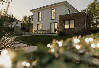 Ext-Stadthaus-Flair-124-Kubus-Holz-Garten-Abend